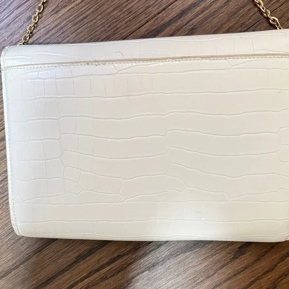 White Croc-Embossed Chain Strap Crossbody Bag - Picture 9 of 10